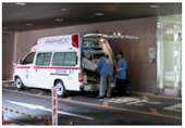 24時間対応のER 救急車（市立病院）