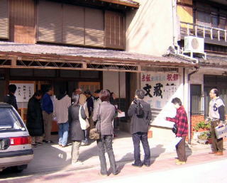 まち歩きをするまちづくり構想検討会のみなさん