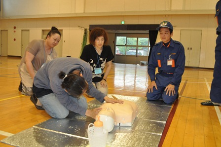 救命講習で指導する八郷分団員