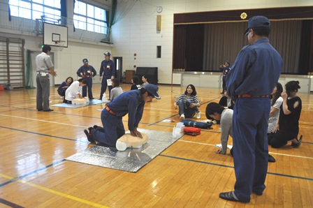 八郷西小学校で指導する八郷分団員