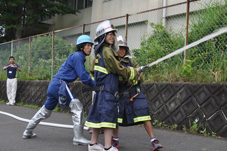 消火栓を使って放水