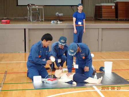 児童への心肺蘇生法を指導する四郷分団