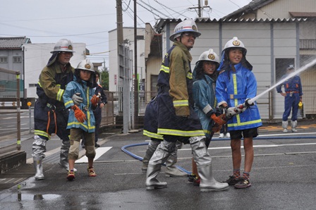 富田分団による放水体験