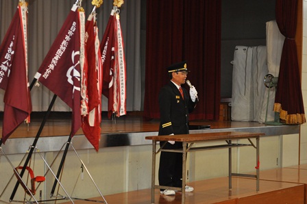 あいさつする鵜野副団長