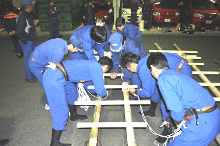 練習前にはしごに縄を掛ける乗り手メンバー