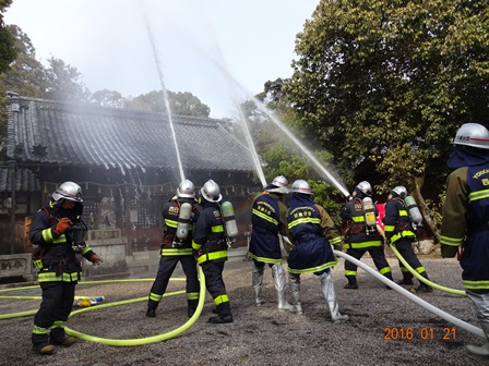 放水する消防隊と四郷分団