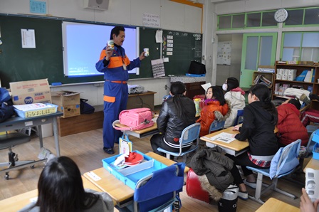 非常食について説明する内部分団員