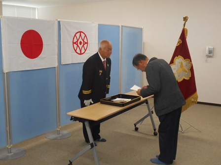 伊藤団長より辞令交付を受ける堀川氏