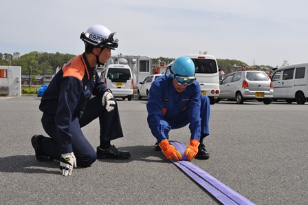 ホース巻取りをする初任科受講者