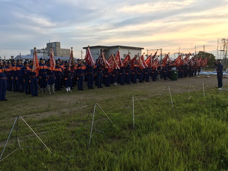 開会式の隊形で整列する団員