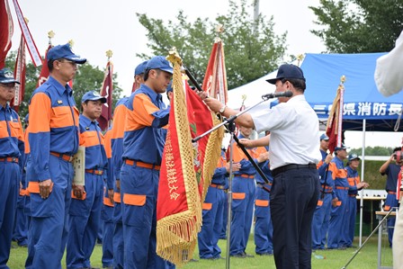 優勝旗授与