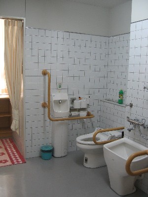 シャワー室とオストメイトを設置した多機能トイレの写真