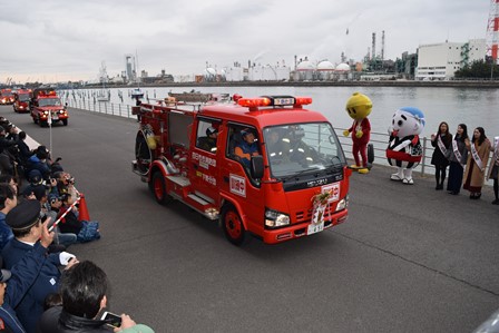 車両分列行進