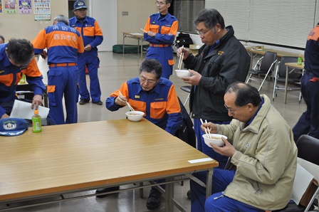 炊き出しの鍋を食べる参加者