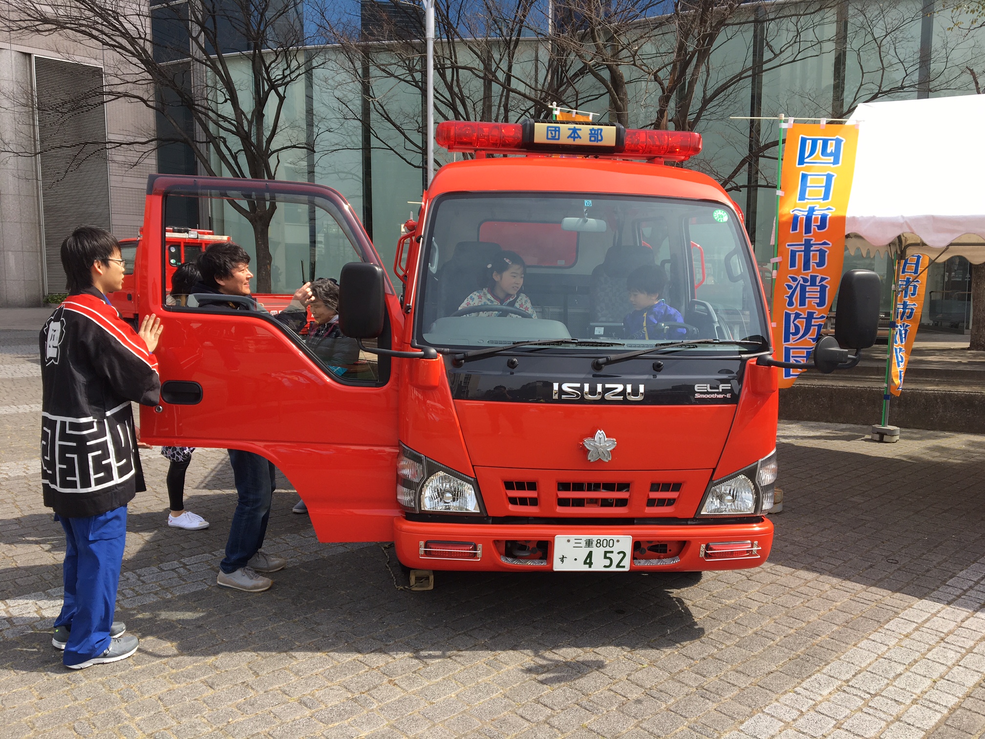 消防団車に乗り込む子どもたち