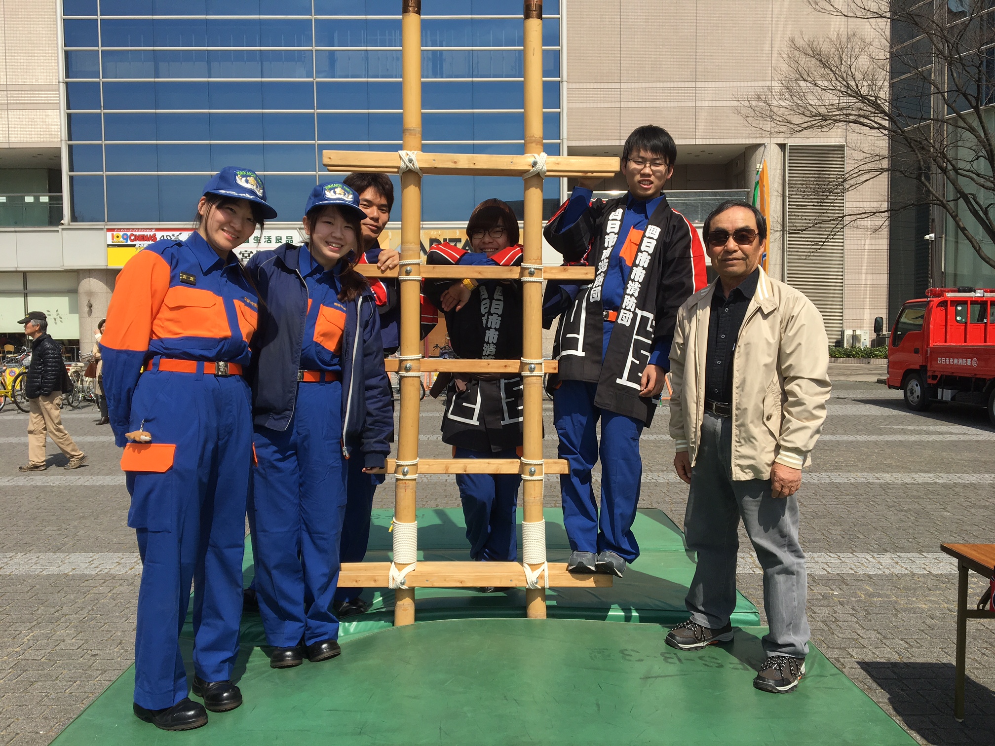 イベントに訪れた鵜野副団長と学生団員