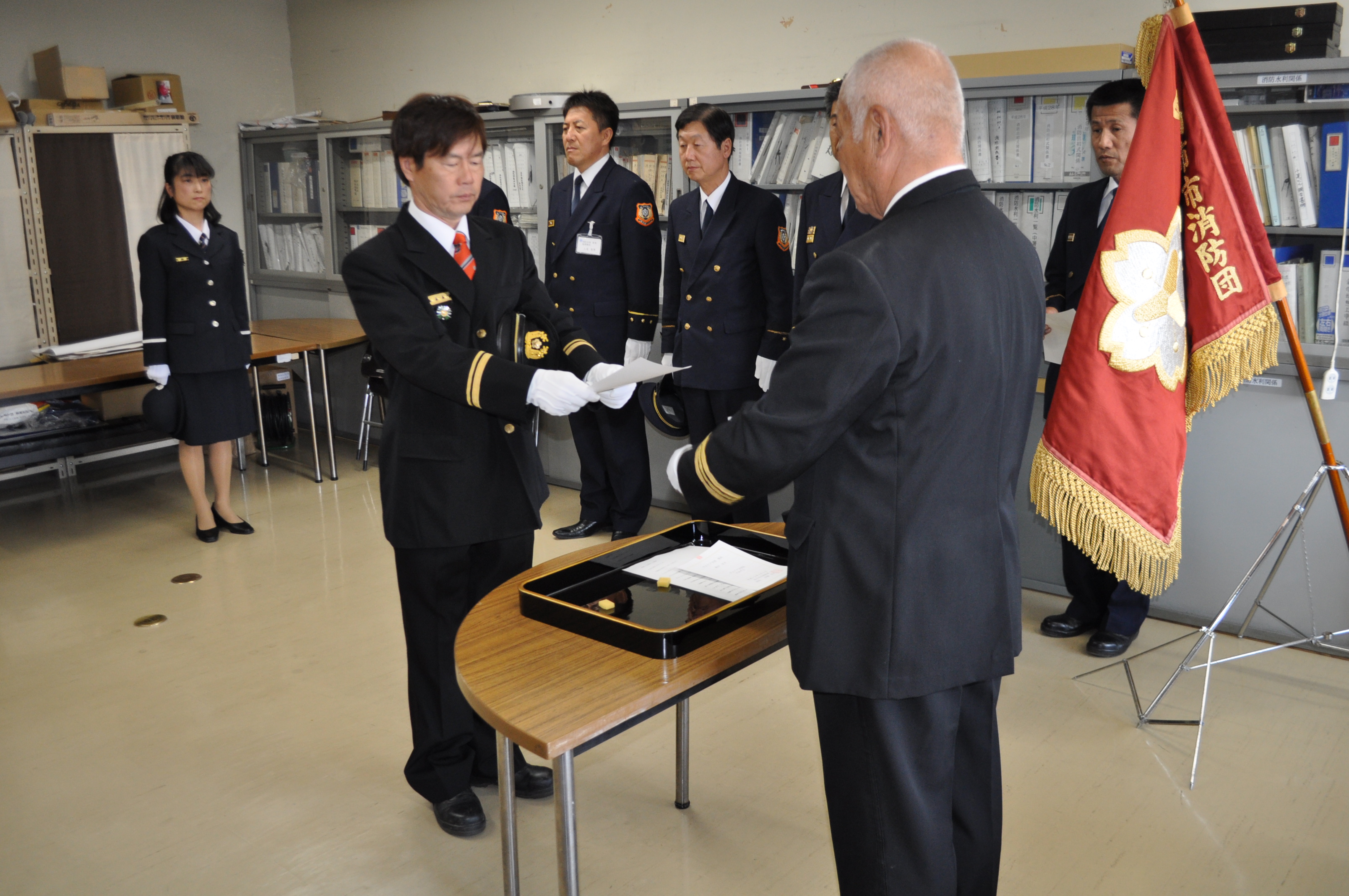 昇任辞令を受ける岩髙海上分団長