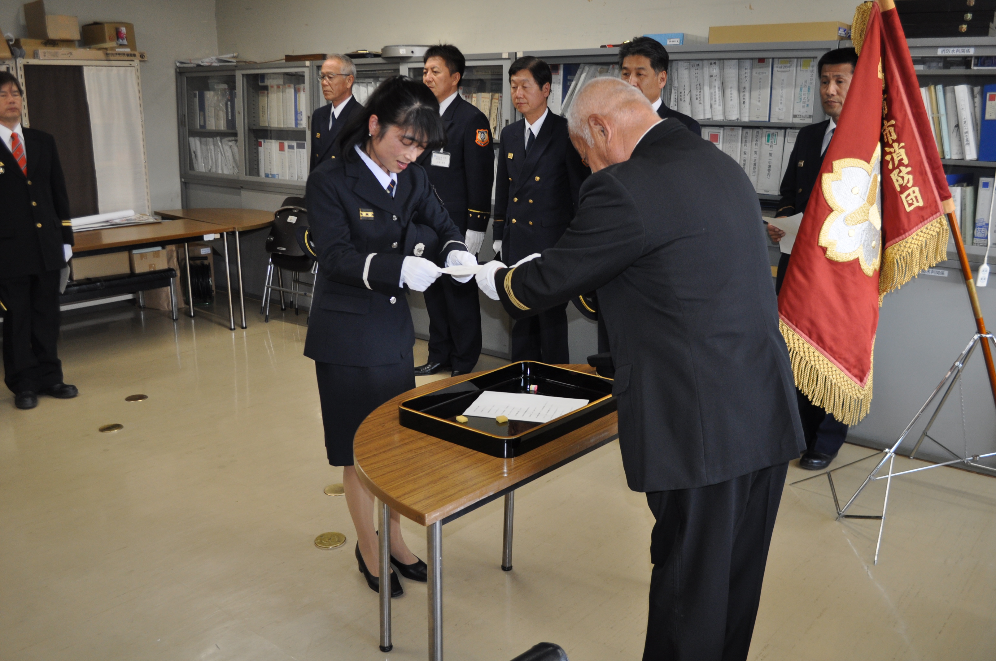 昇任辞令を受ける亀田サルビア分団長