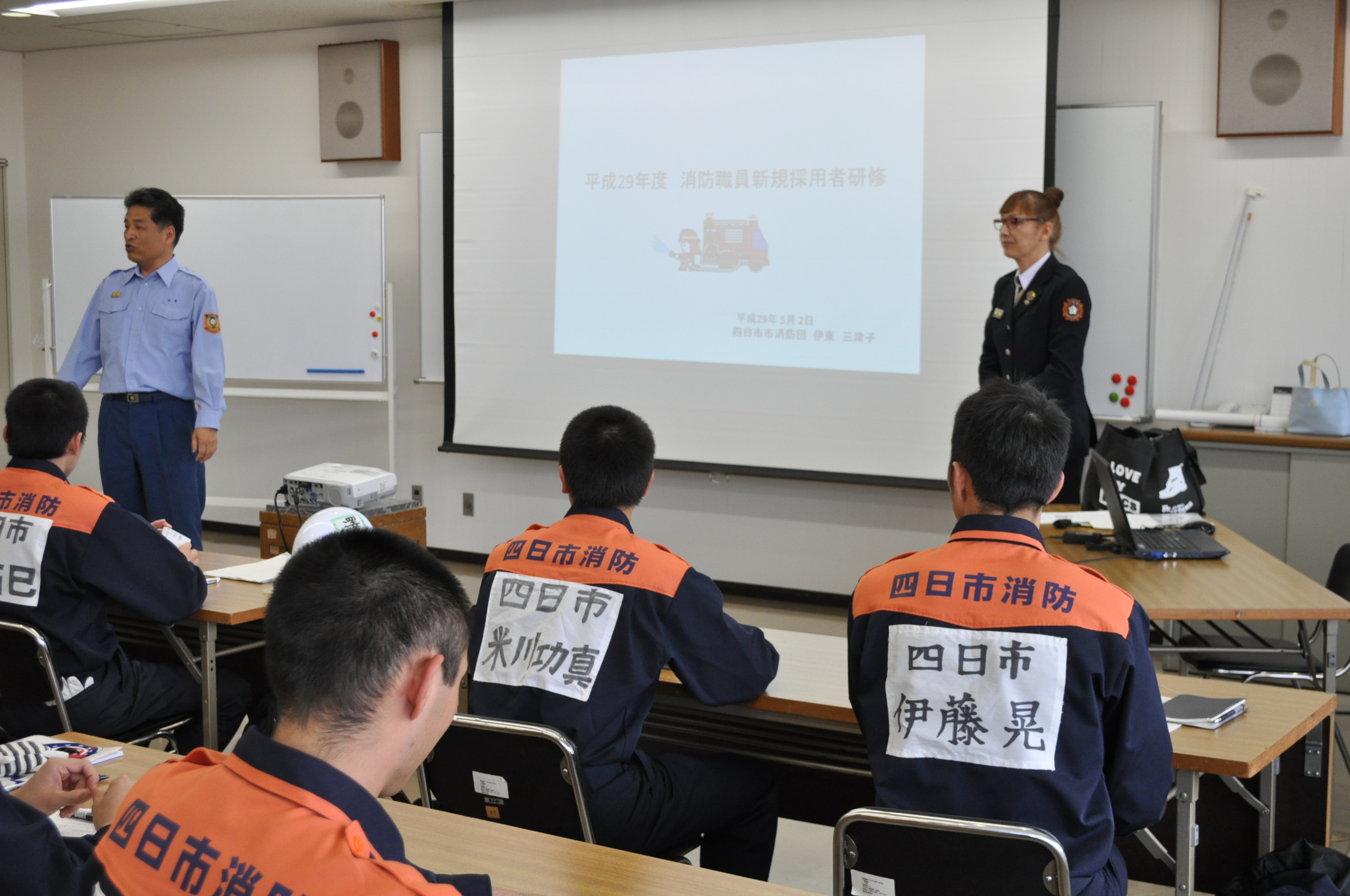 消防長に紹介される伊東団員