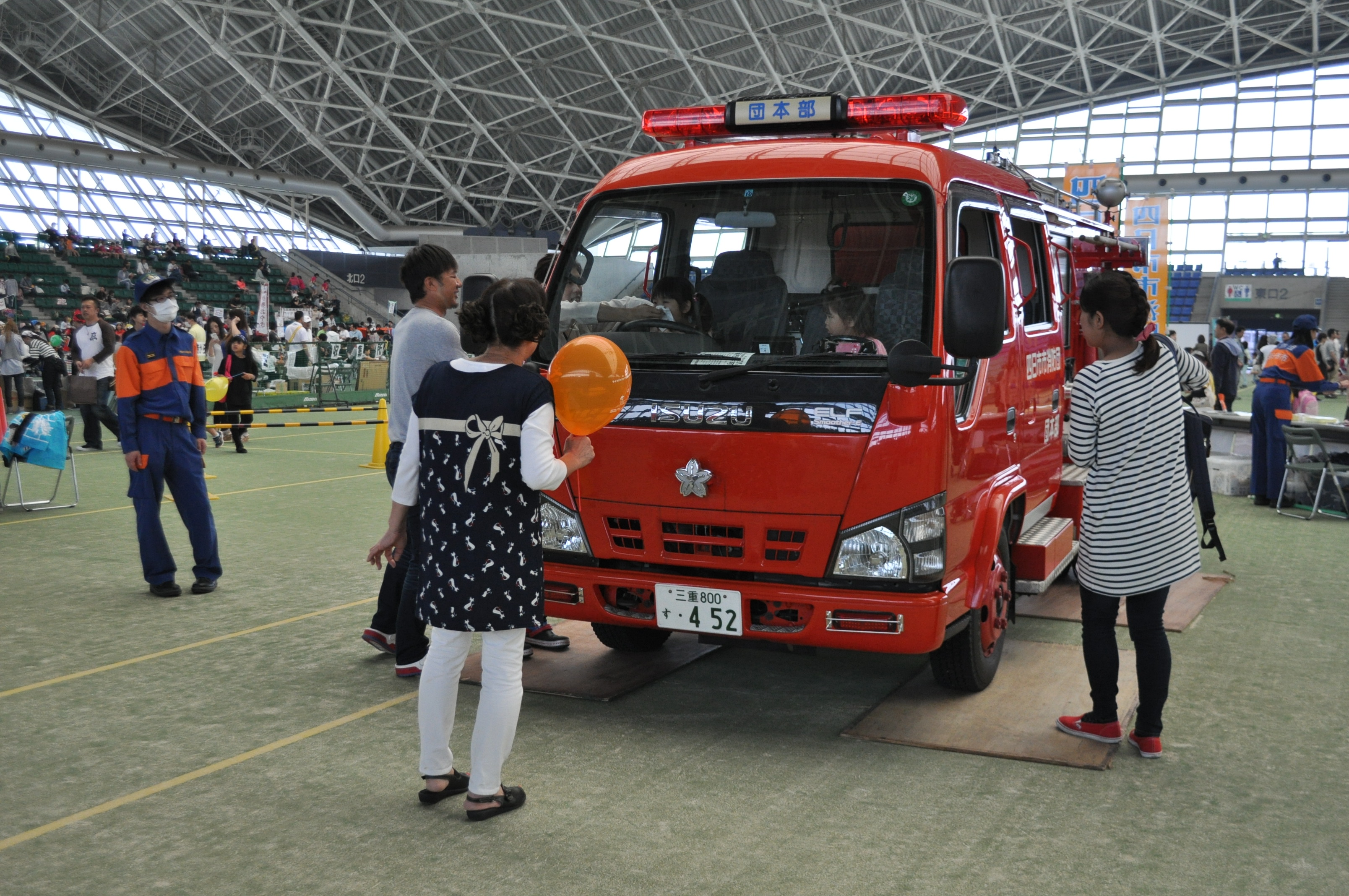 消防団車両に乗車し記念撮影する市民