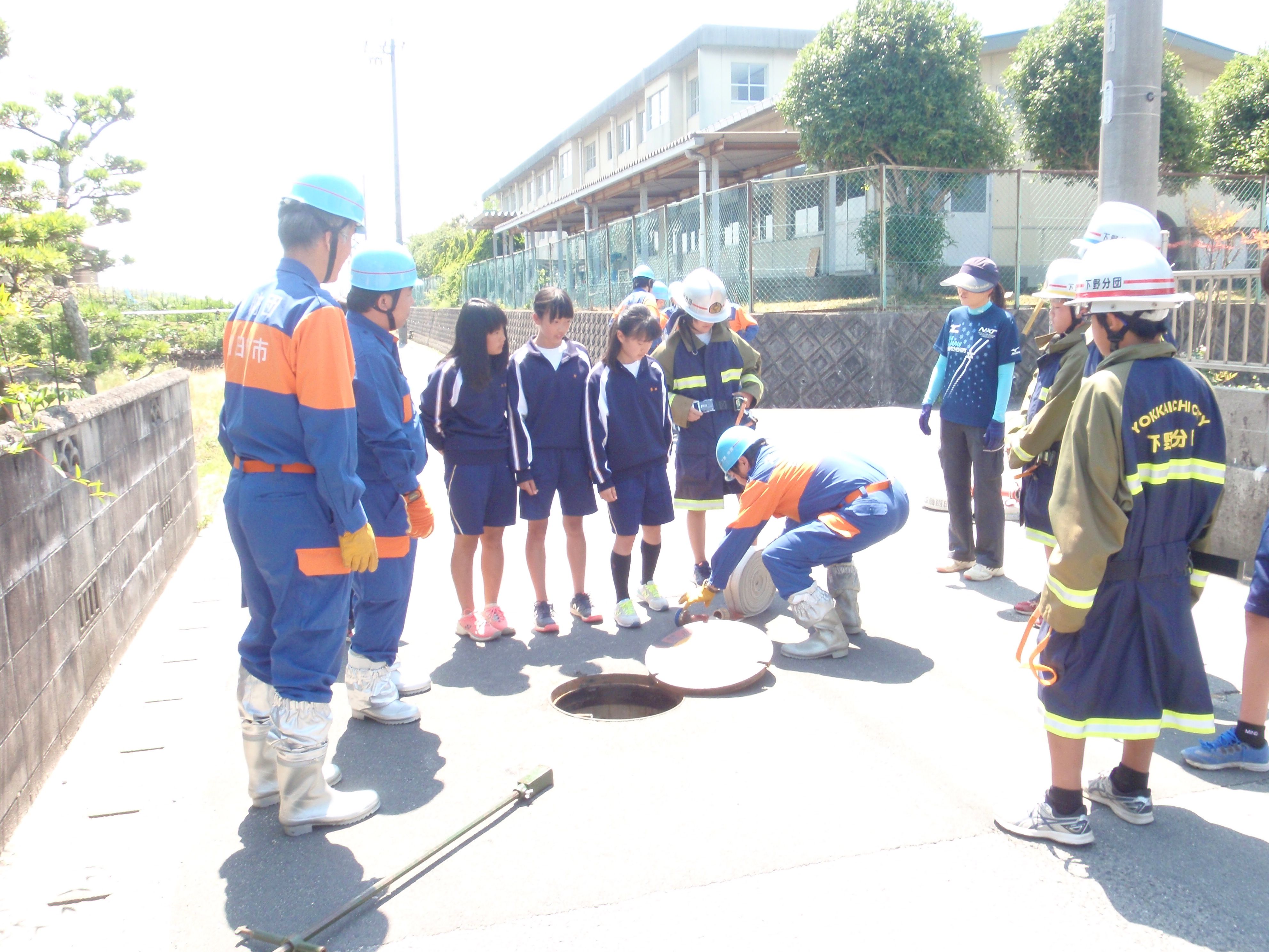 消火栓について説明する下野分団員