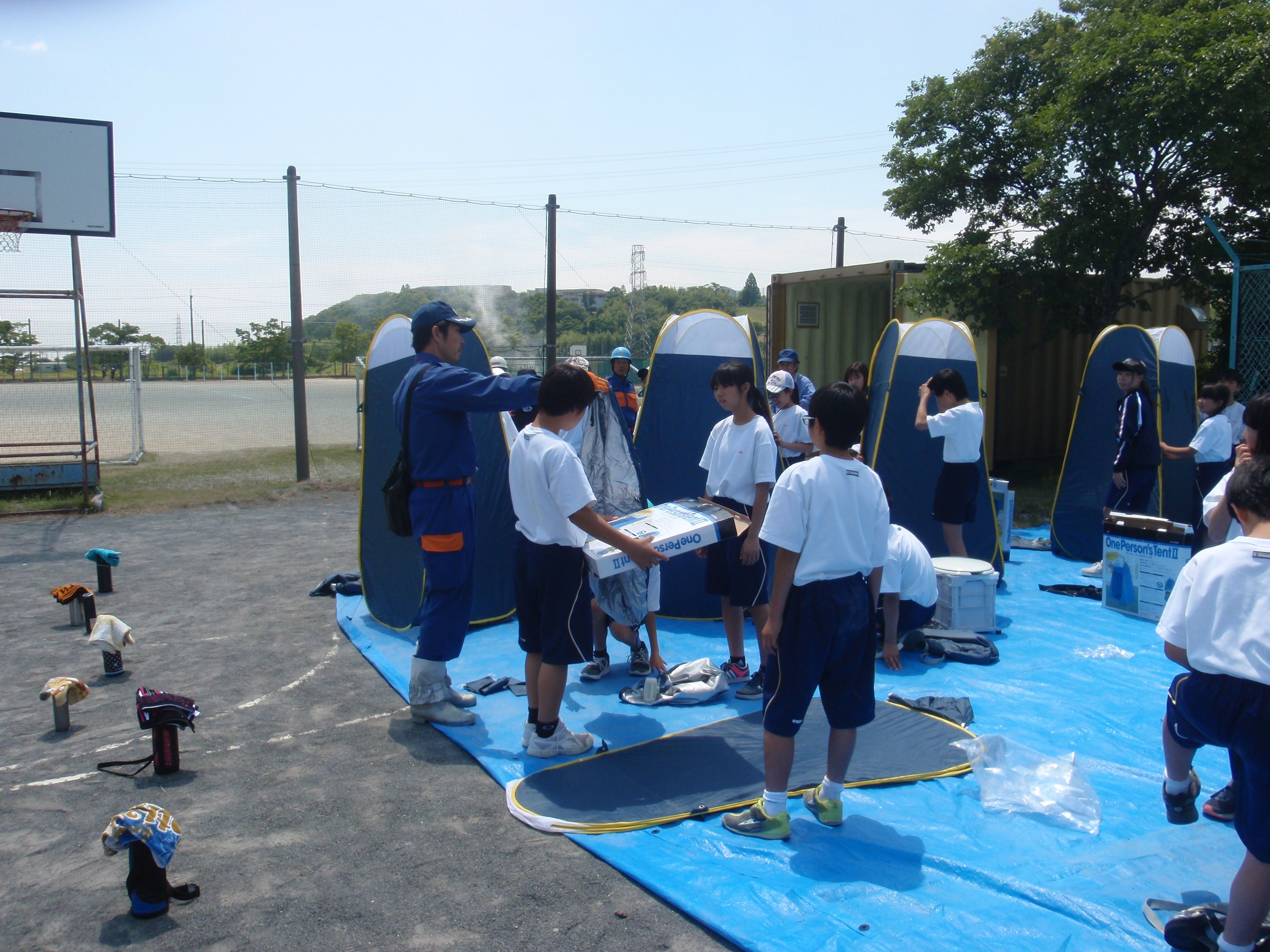 屋外に簡易トイレを設営