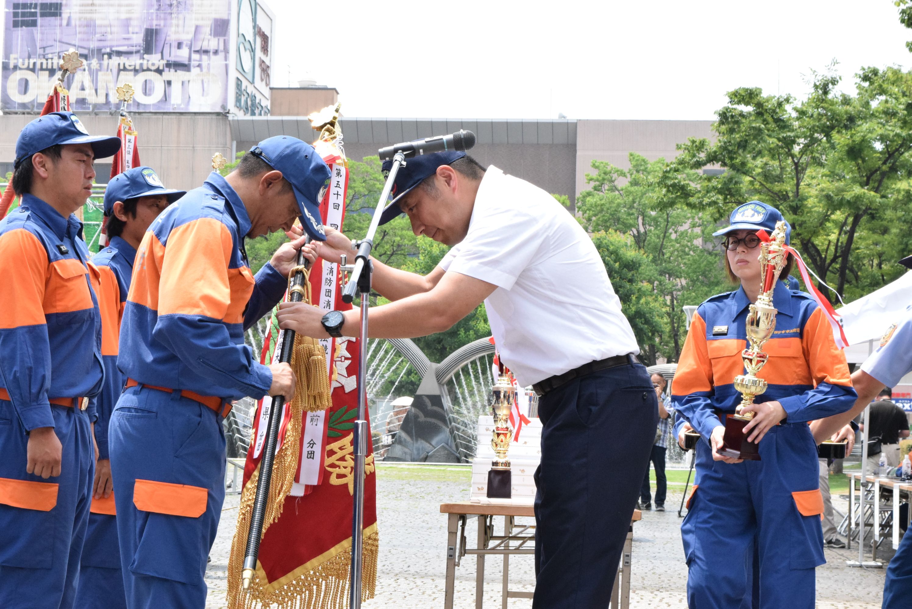 森市長から優勝旗を受け取る小山田分団員