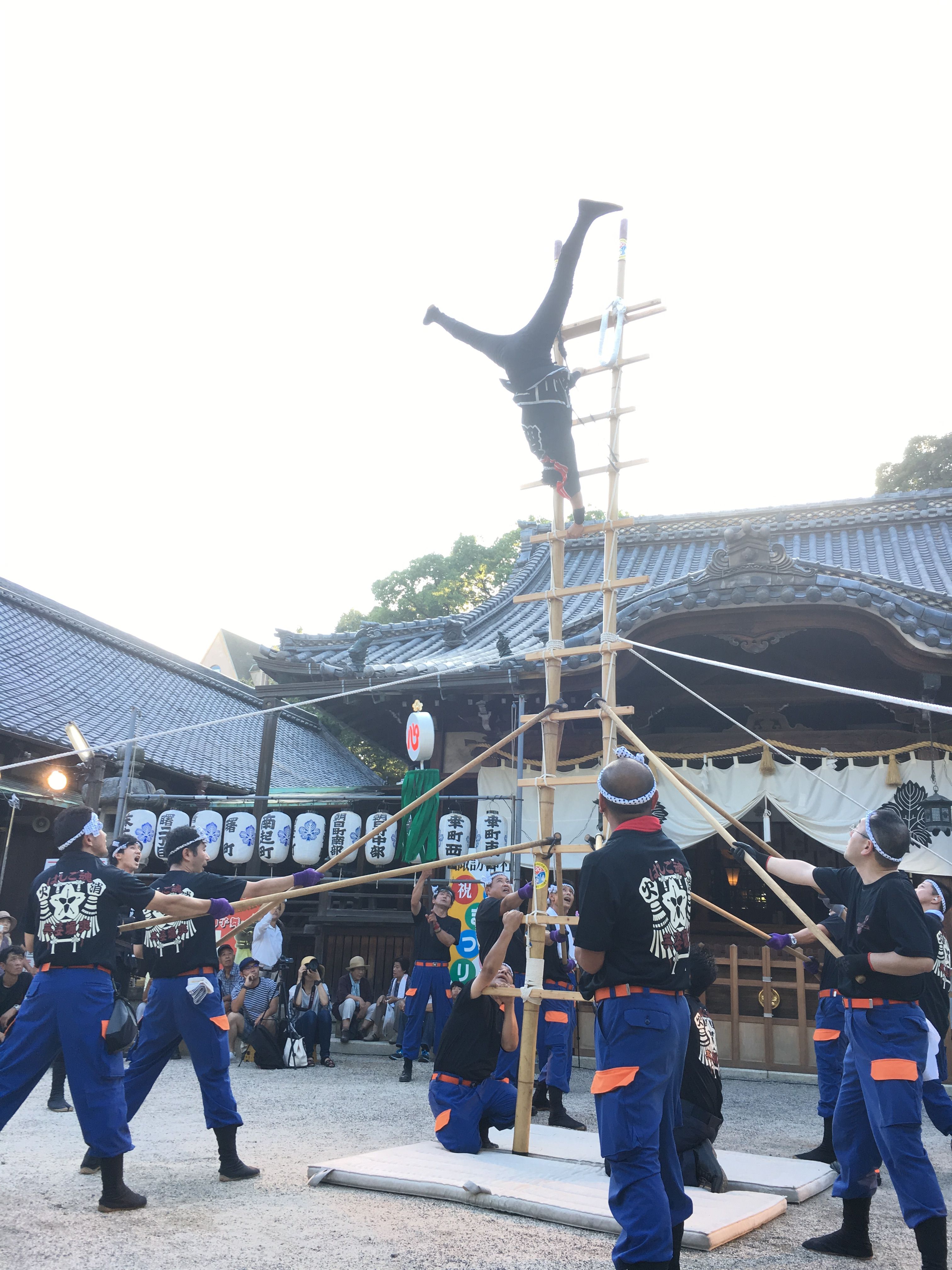 諏訪神社境内でのはしご登り