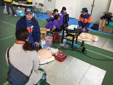 心肺蘇生法を指導する桜分団