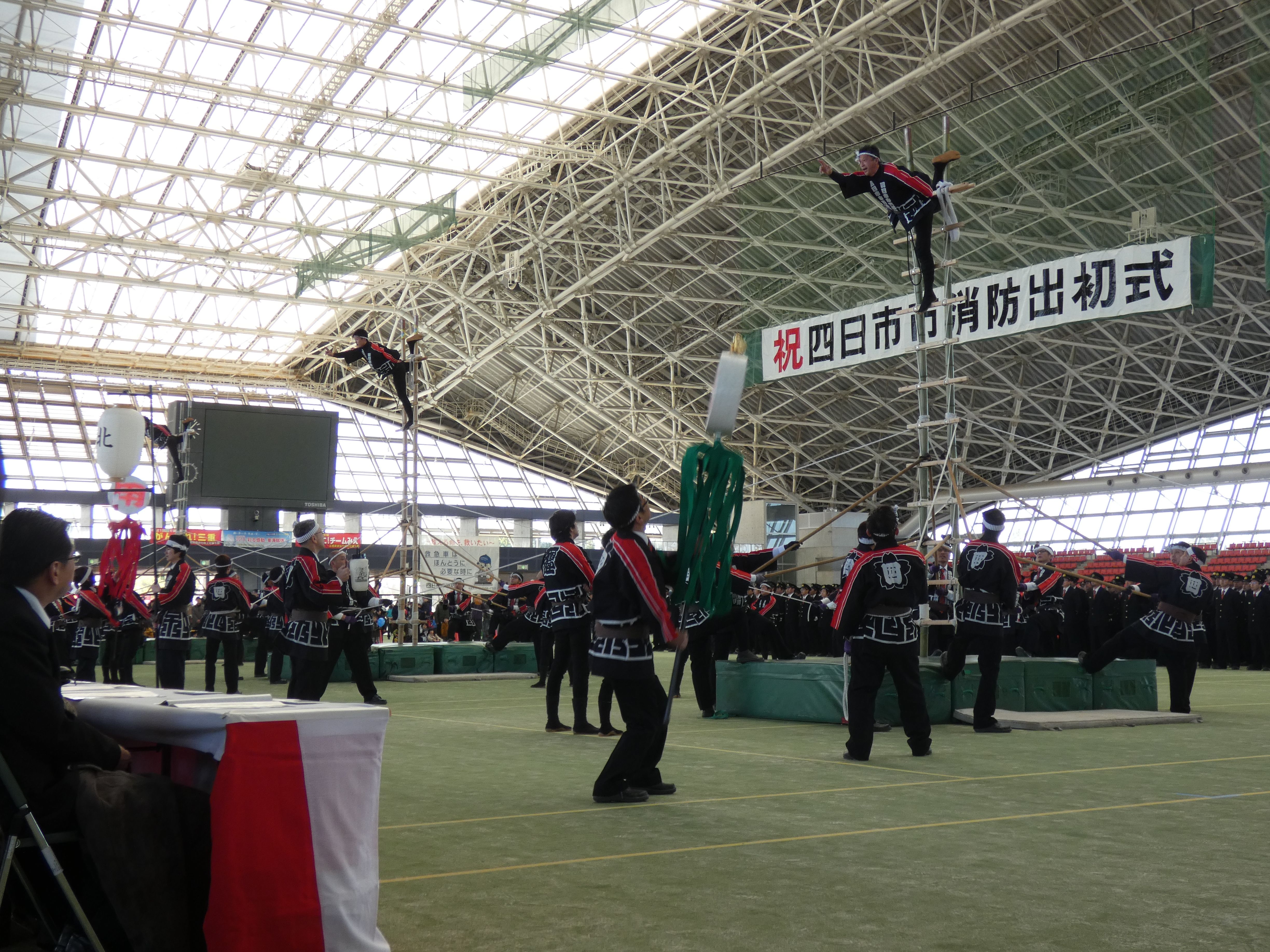 消防団はしご登り披露