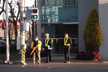 早朝街頭安全指導写真