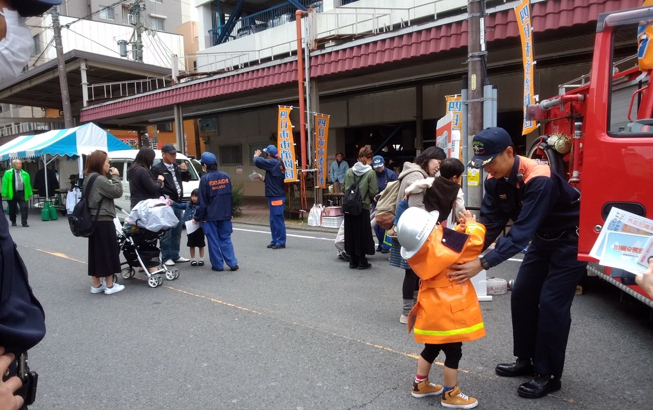 パンフレットの配布と消防団車の展示