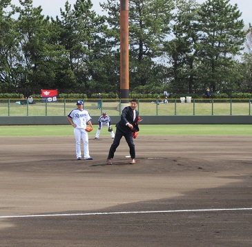 プロ野球ウエスタンリーグ公式戦始球式画像