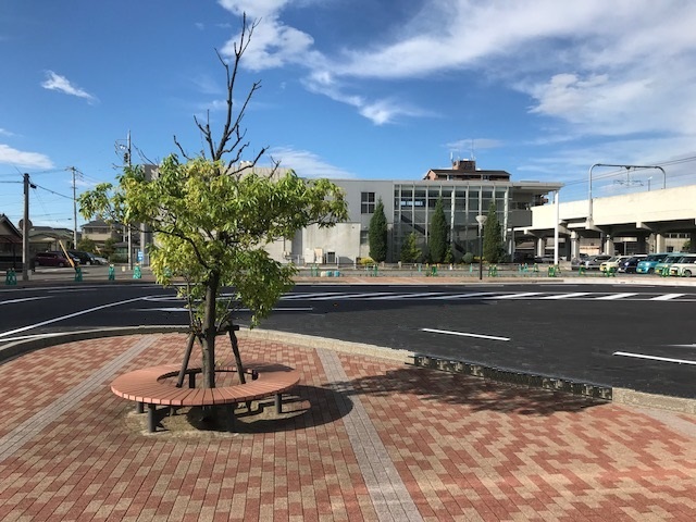 駅前広場　ベンチ