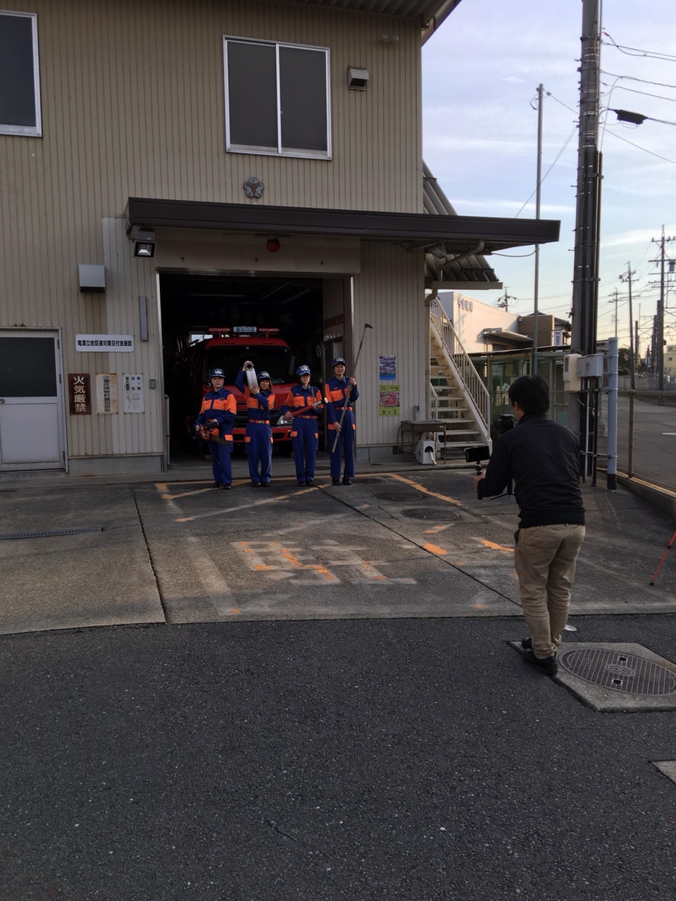 活動服にて収録を行う大矢知分団員