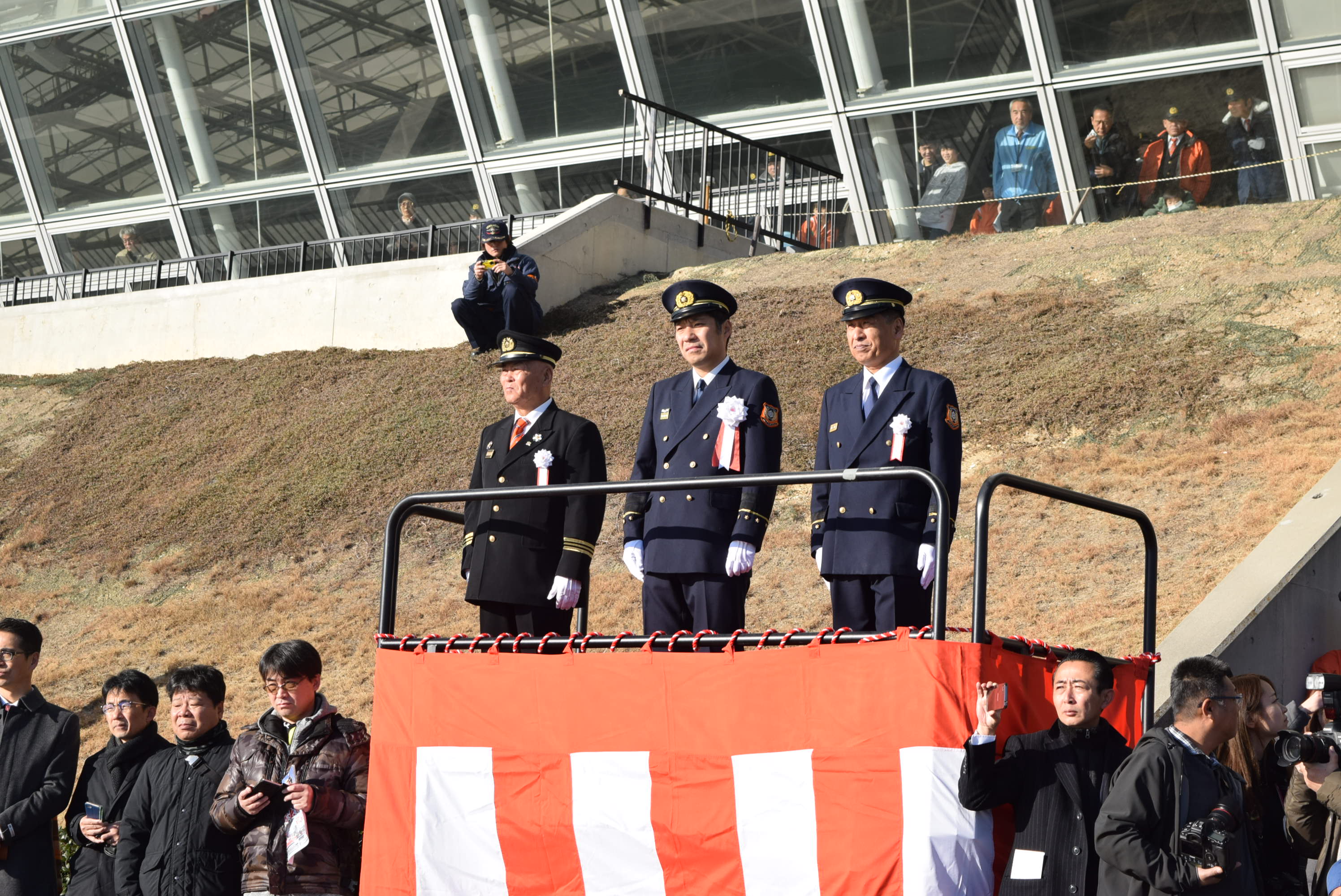 観閲者の伊藤団長（左）