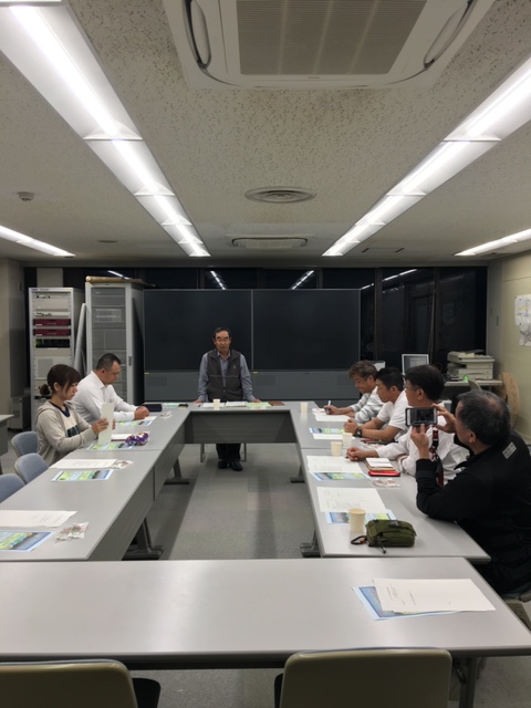 あいさつする鵜野副団長