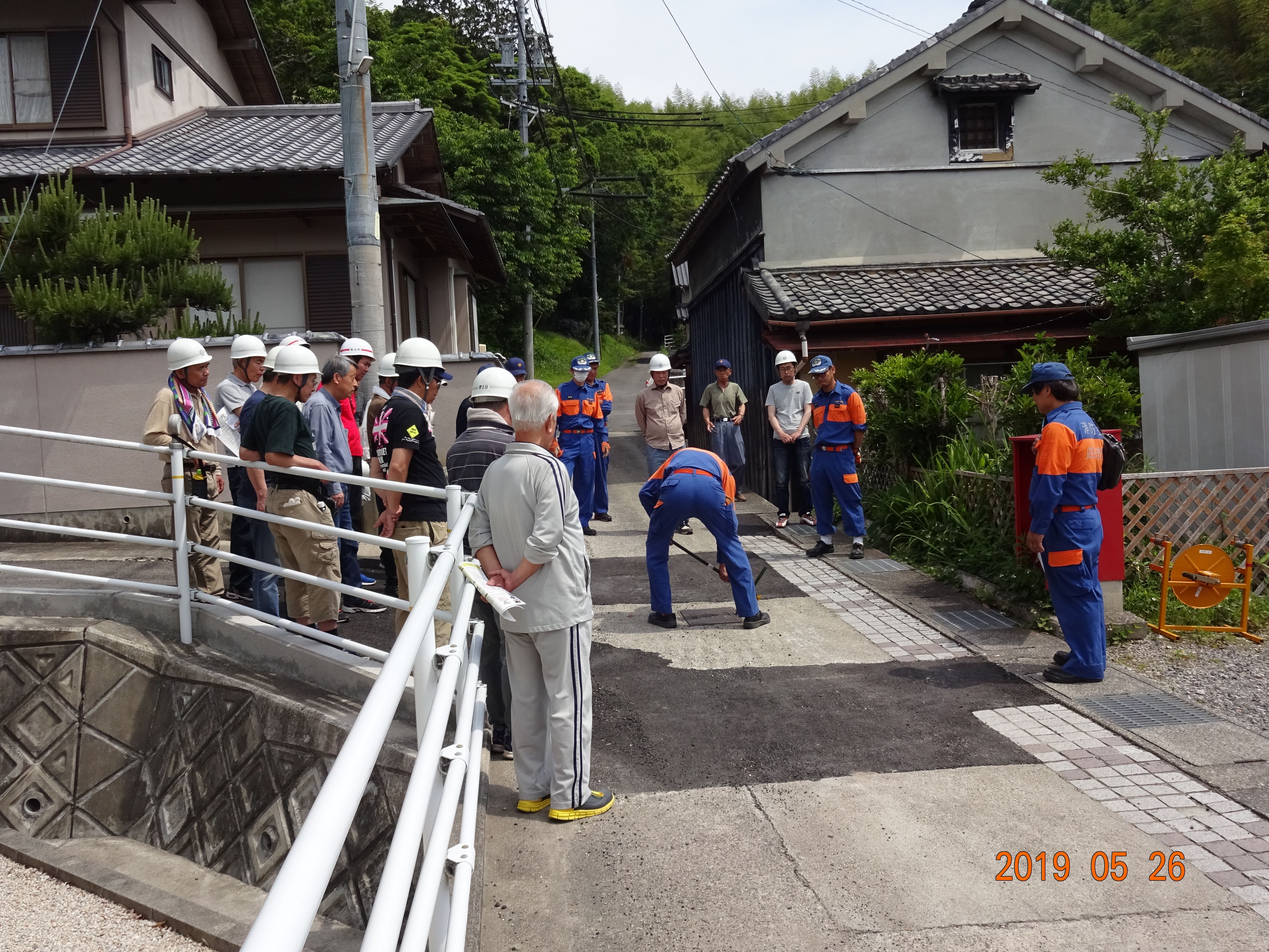 室山町防災訓練での消火栓の説明をする分団員