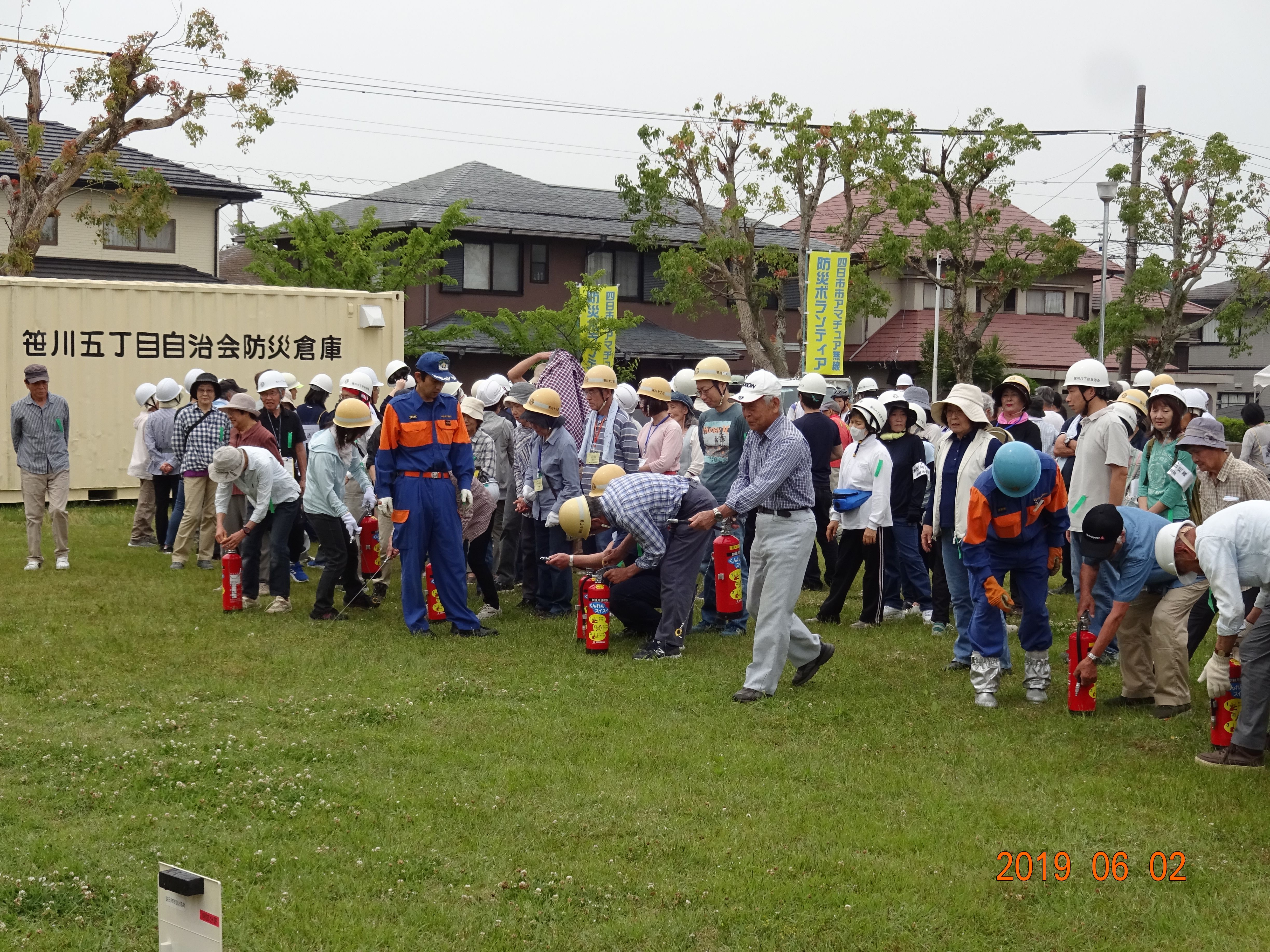 笹川地区防災訓練で水消火器の指導にあたる分団員