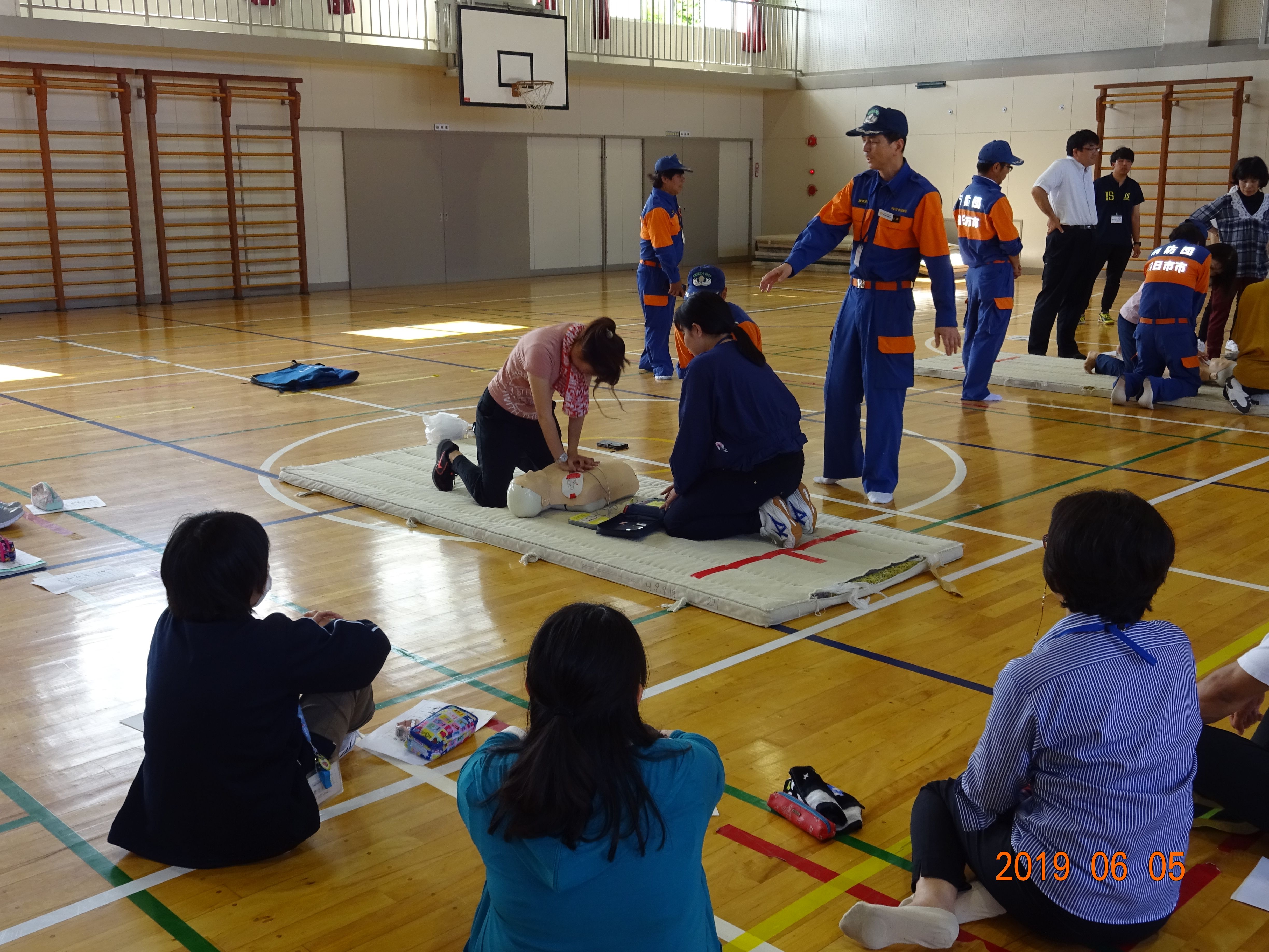 四郷小学校で教員に応急手当を指導する分団員