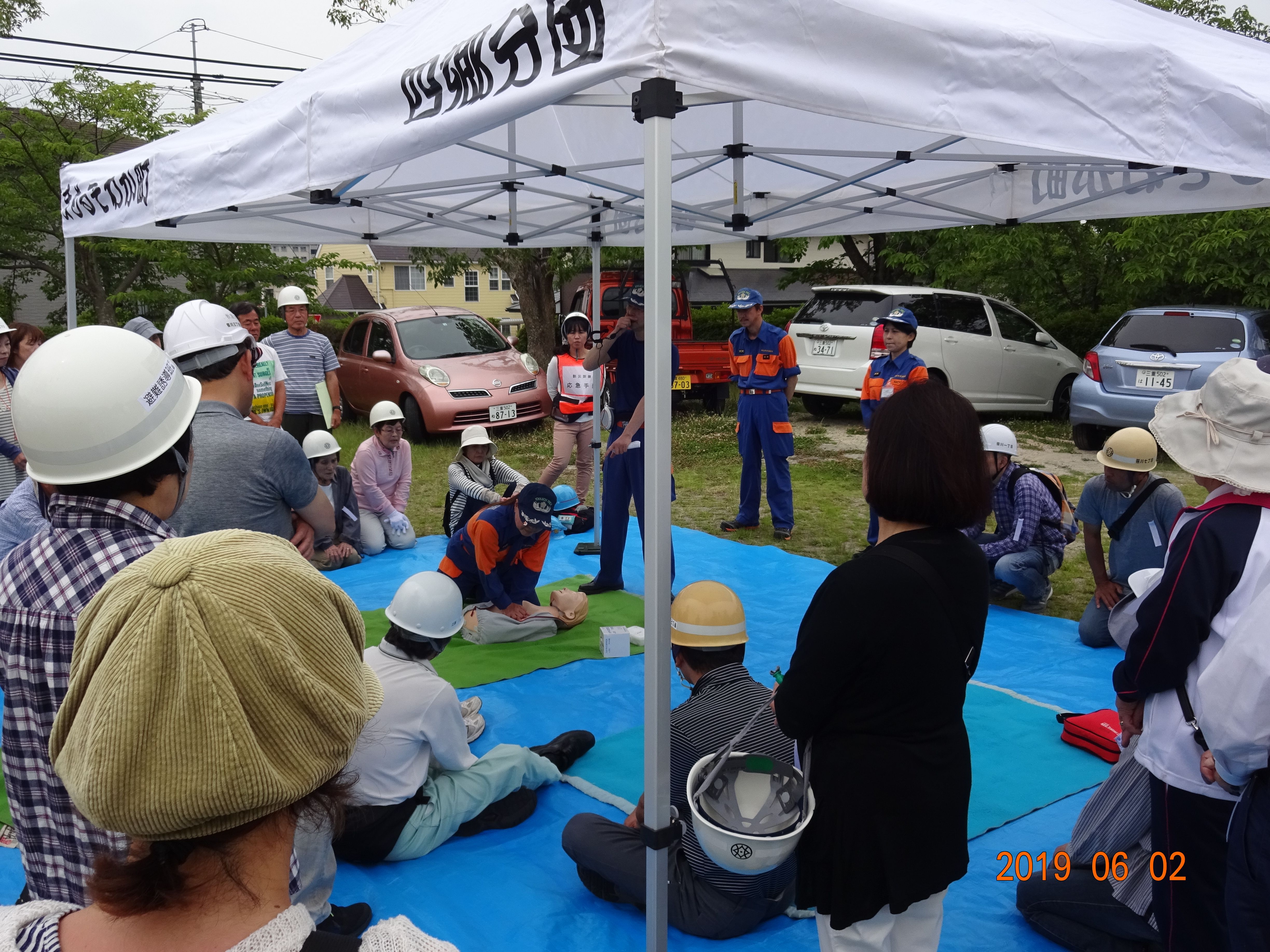 笹川地区防災訓練で応急手当を指導する分団員