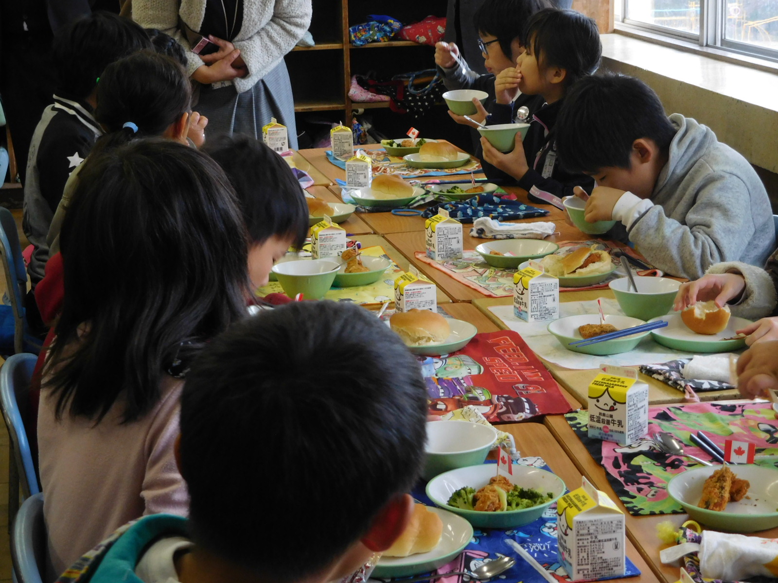 給食を食べる児童