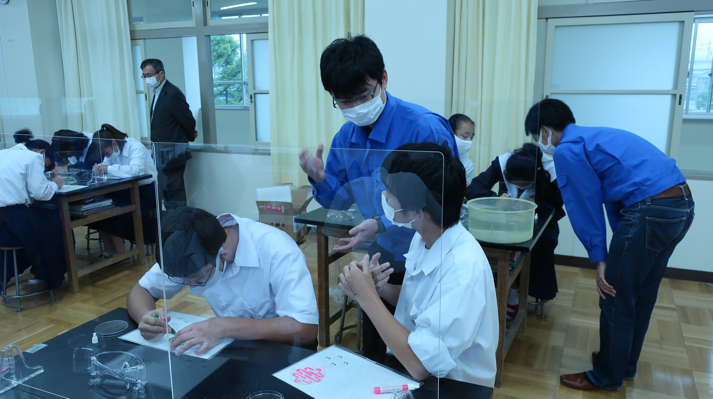 日本アエロジルの出前授業の様子