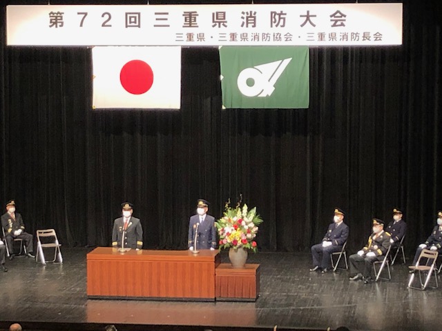 舞台の上の演題で、大会宣言