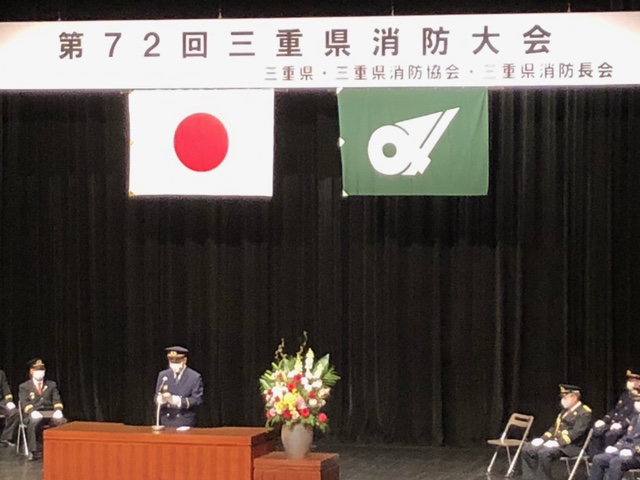 舞台で式辞を読む三重県知事
