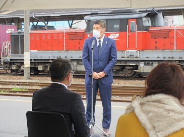 ＤＤ５１の前で挨拶をする市長