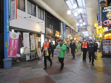 商店街でキャンペーン活動をする市長