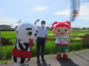 たんぼアート見学会での市長