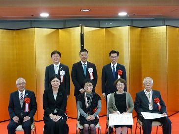 四日市市文化功労者、市民文化奨励賞表彰式での記念写真