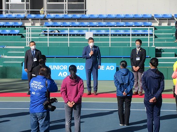 テニス大会開会式での市長挨拶の様子。